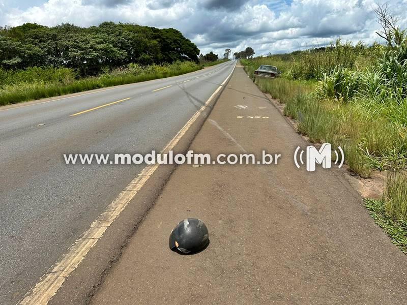 Imagem 2 do post Motociclista é atingido por carro e morre na BR-365 após pneu de veículo estourar