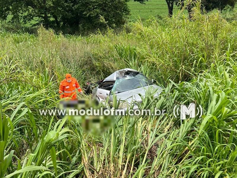 Motociclista é atingido por carro e morre na BR-365 após pneu de veículo estourar
