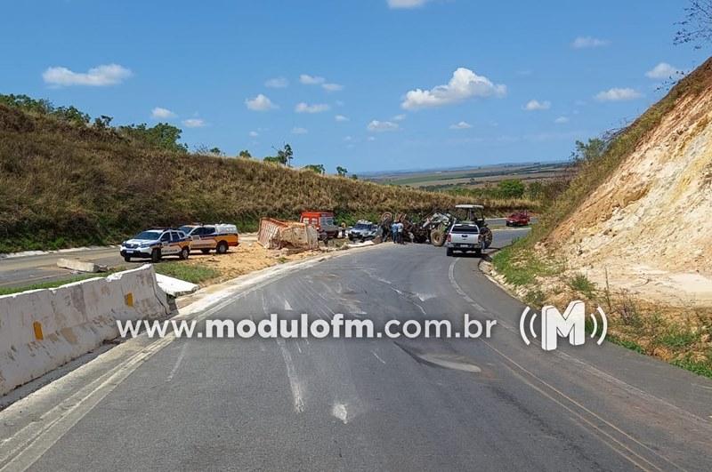 Imagem 2 do post Caminhão tomba na BR-146 e motorista ferido é socorrido de helicóptero para o Hospital das Clínicas em Uberlândia