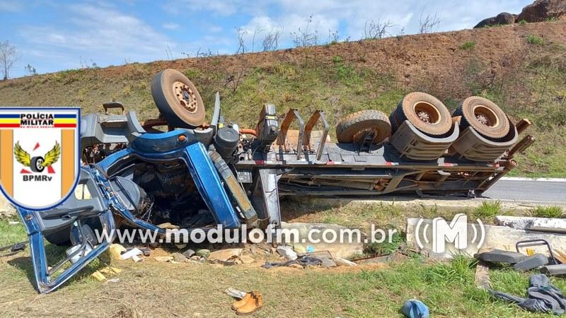 Imagem 1 do post Caminhão tomba na BR-146 e motorista ferido é socorrido de helicóptero para o Hospital das Clínicas em Uberlândia