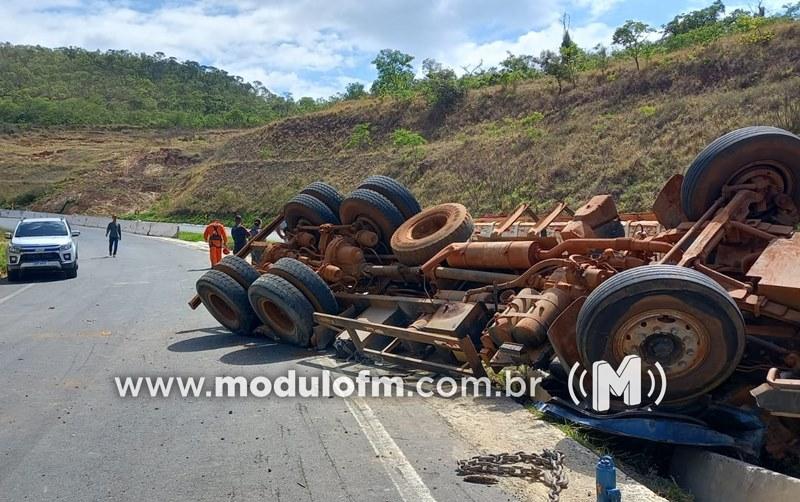 Caminhão tomba na BR-146 e motorista ferido é socorrido de helicóptero para o Hospital das Clínicas em Uberlândia