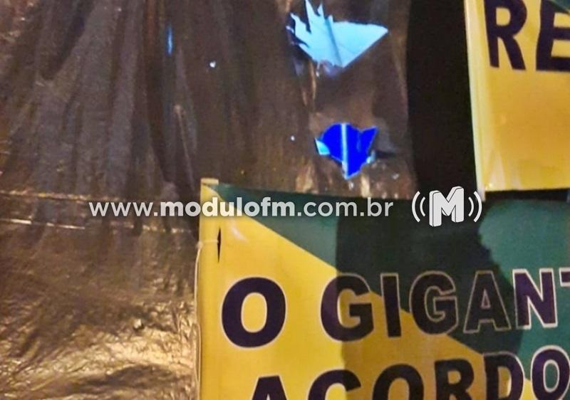 Fogos de artifício são lançados contra grupo de manifestantes na Praça do Tiro de Guerra em Patrocínio e PM procura pelo autor