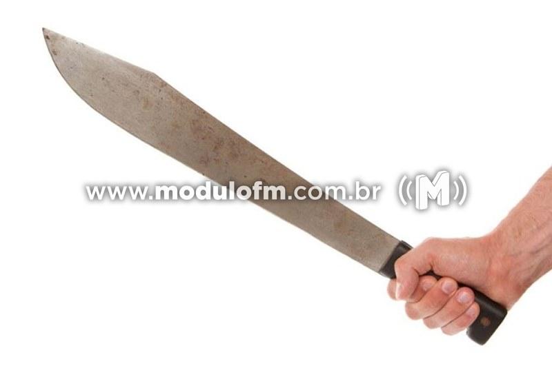 Homem ameaça  funcionários de supermercado e policiais com facão e acaba preso