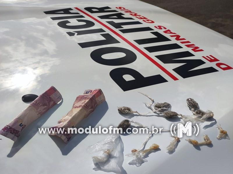 Homem esconde droga na boca para tentar escapar da polícia, mas acaba preso em Patrocínio