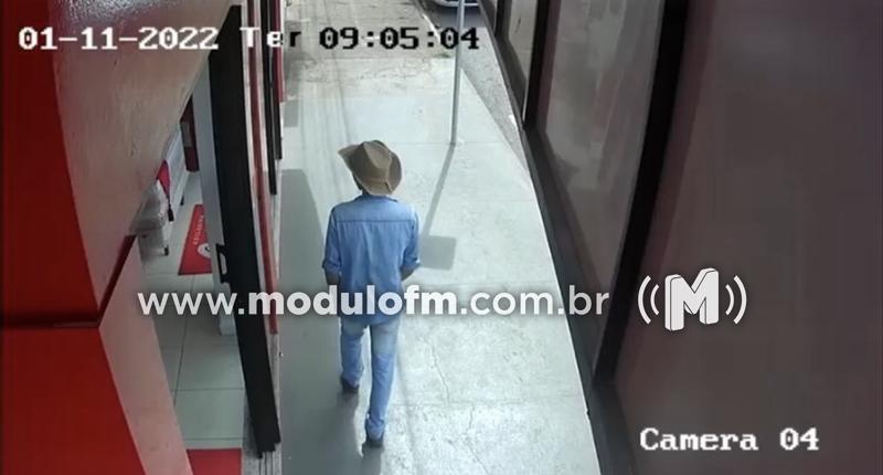 Homem se passa por cliente de loja e furta celular de vendedora