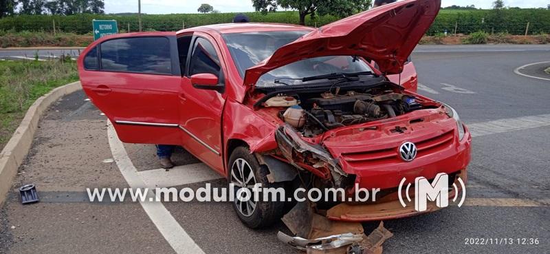 Imagem 2 do post Motorista capota carro após colidir contra dois veículos e tentar fugir