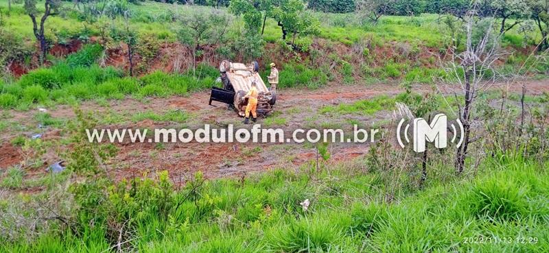 Imagem 3 do post Motorista capota carro após colidir contra dois veículos e tentar fugir