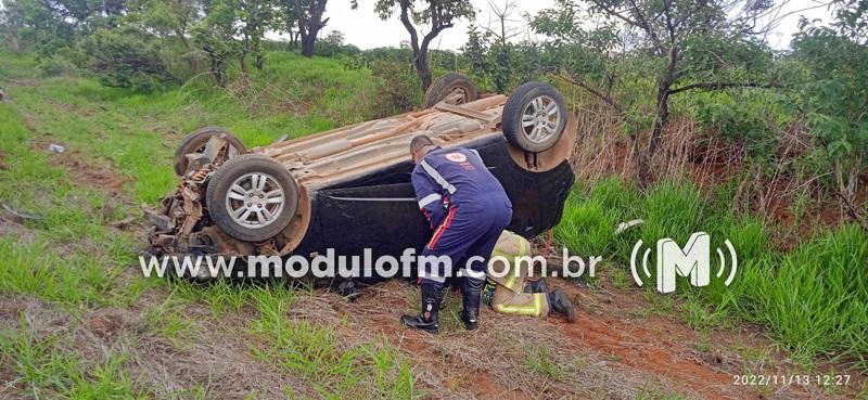 Imagem 1 do post Motorista capota carro após colidir contra dois veículos e tentar fugir