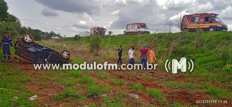 Imagem 4 do post Motorista capota carro após colidir contra dois veículos e tentar fugir