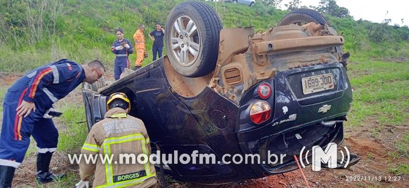 Motorista capota carro após colidir contra dois veículos e tentar fugir