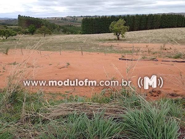 Imagem 4 do post Motorista perde controle ao pegar abacate na cabine e tomba bitrem na MG-188 em Coromandel