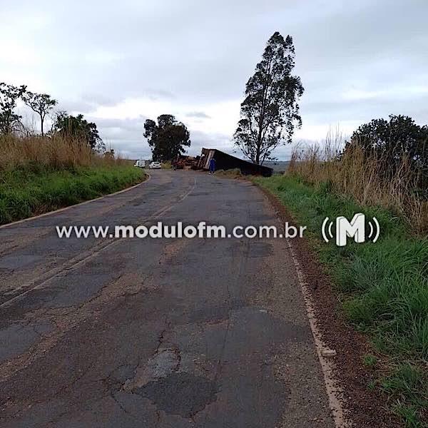 Imagem 2 do post Motorista perde controle ao pegar abacate na cabine e tomba bitrem na MG-188 em Coromandel