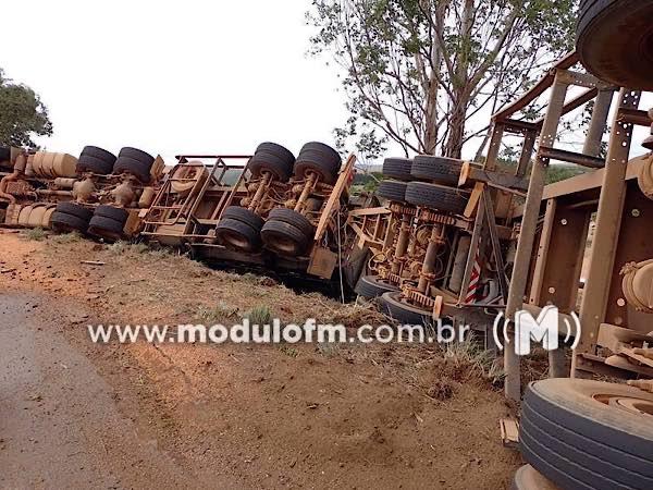 Imagem 1 do post Motorista perde controle ao pegar abacate na cabine e tomba bitrem na MG-188 em Coromandel
