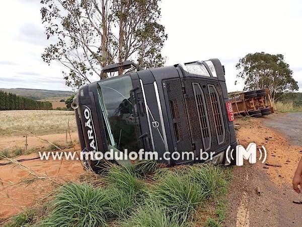 Motorista perde controle ao pegar abacate na cabine e tomba bitrem na MG-188 em Coromandel