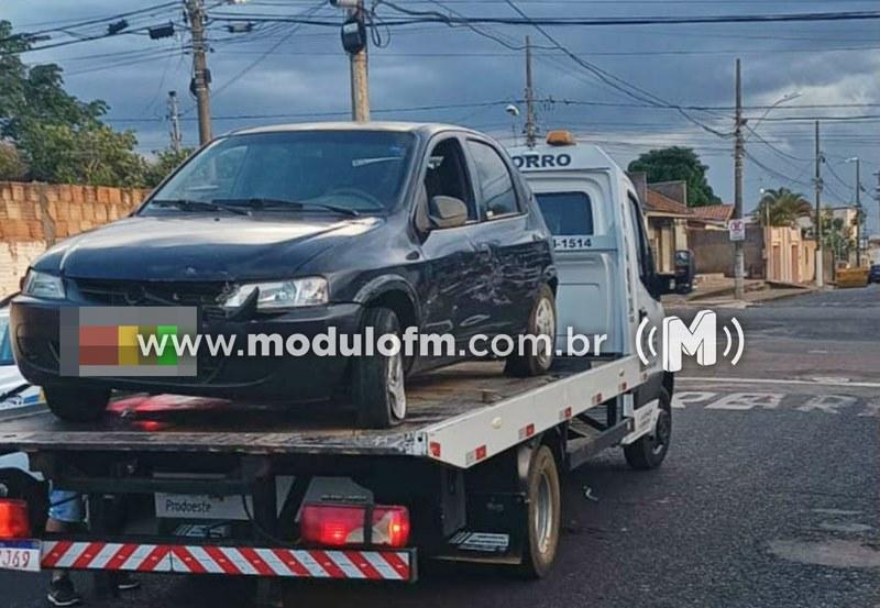Motorista possivelmente embriagado colide em dois veículos estacionados e acaba preso