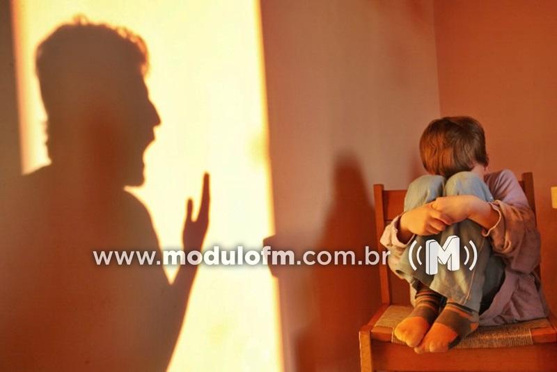 Tio agride sobrinho de 12 anos por não aceitar...