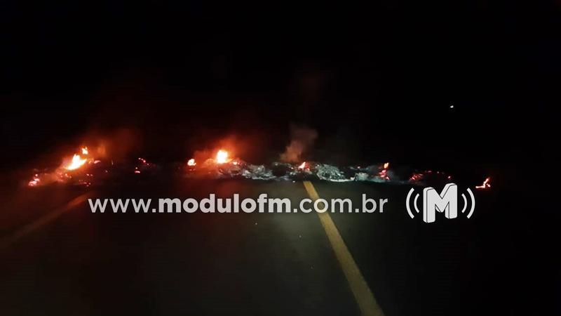 Trânsito na BR-365 é liberado após bloqueio na noite desta segunda-feira em Patrocínio