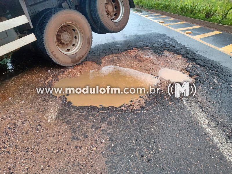 Buraco em pista causa acidente na BR-365 em Patrocínio