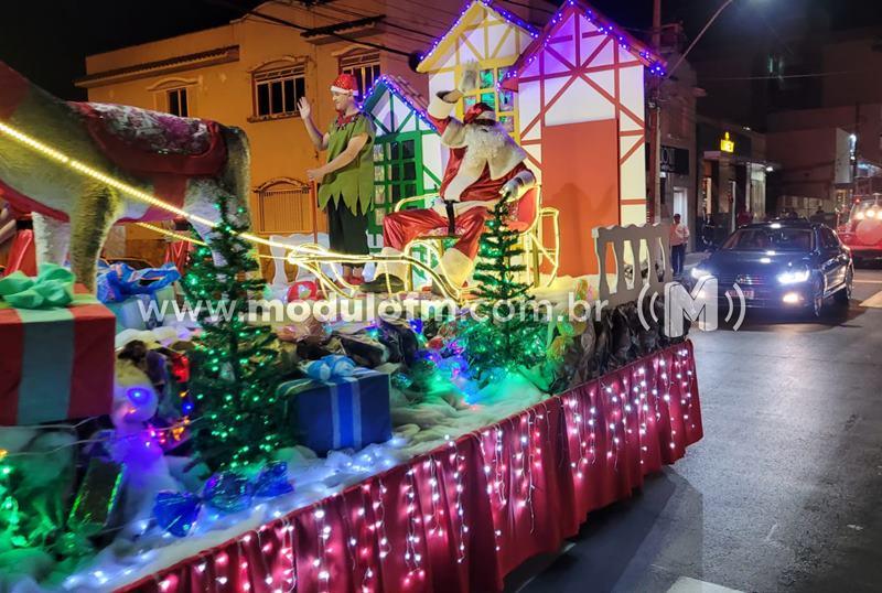 Comemorações natalinas de Patrocínio são iniciadas com a chegada do Papai Noel