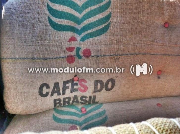 Criminosos invadem fazenda e levam sacas de café e milho em Patrocínio