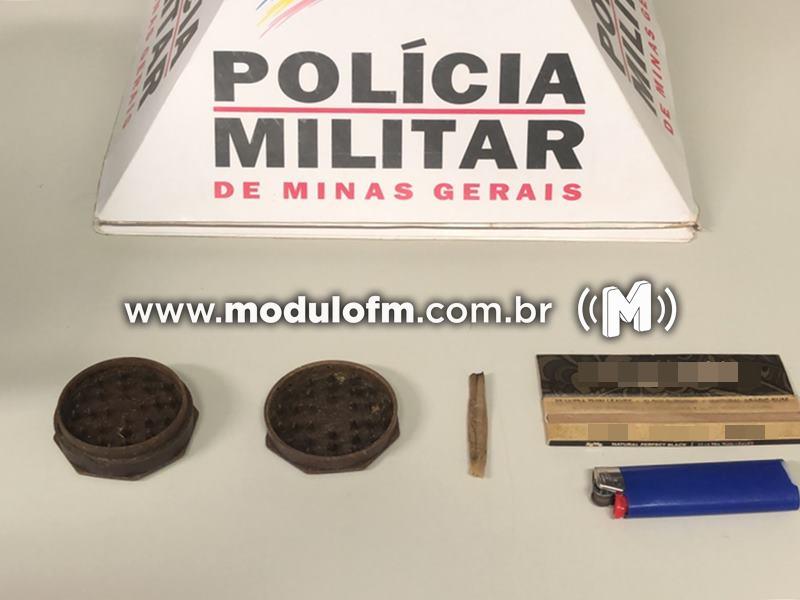 Homem é flagrado fazendo cigarro de maconha na Praça Honorato Borges