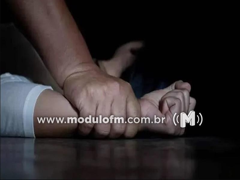 Idoso é denunciado por estupro de vulnerável após beijar criança de 5 anos nas partes íntimas em Patrocínio