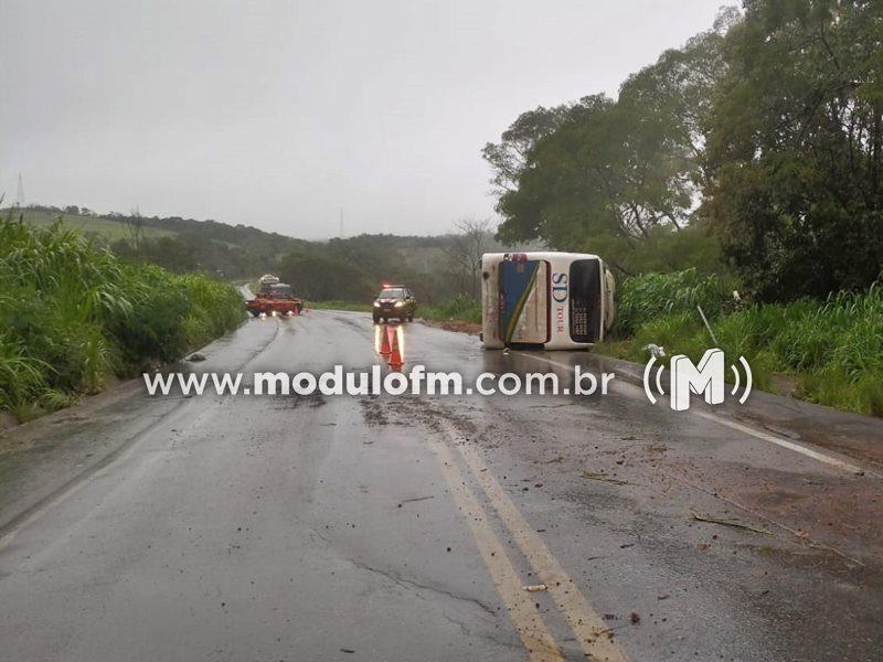 Imagem 3 do post Ônibus que seguia de São Paulo ao Nordeste tomba na BR-365 e deixa passageiro morto e várias pessoas feridas