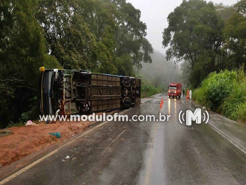 Imagem 2 do post Ônibus que seguia de São Paulo ao Nordeste tomba na BR-365 e deixa passageiro morto e várias pessoas feridas
