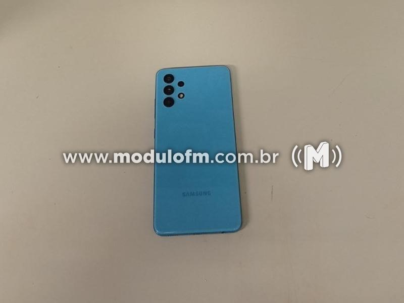 Polícia prende dois homens e recupera celular furtado em residência