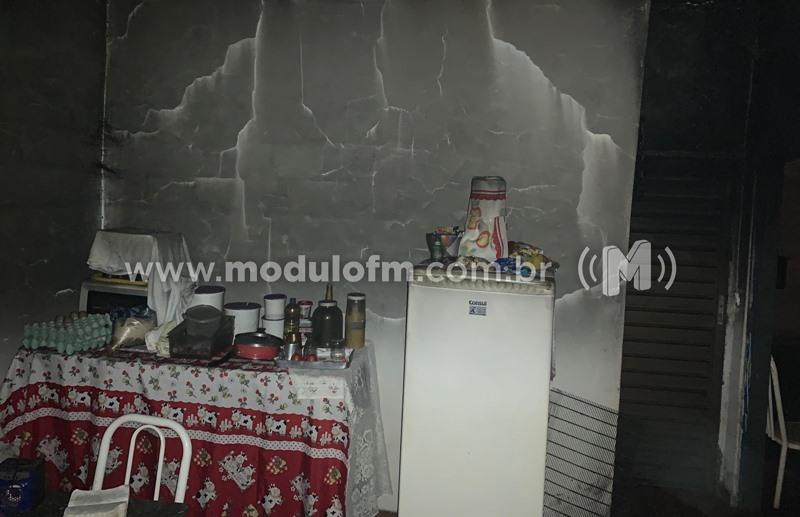 Senhora que teve casa queimada pelo ex-marido pede ajuda à população
