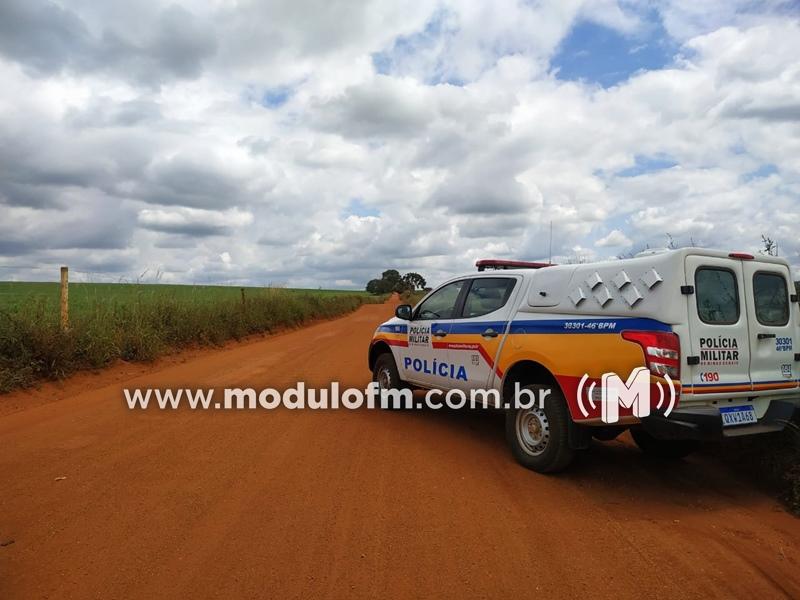 Trio armado com machado e facão aborda motorista e rouba carro na comunidade de Tejuco