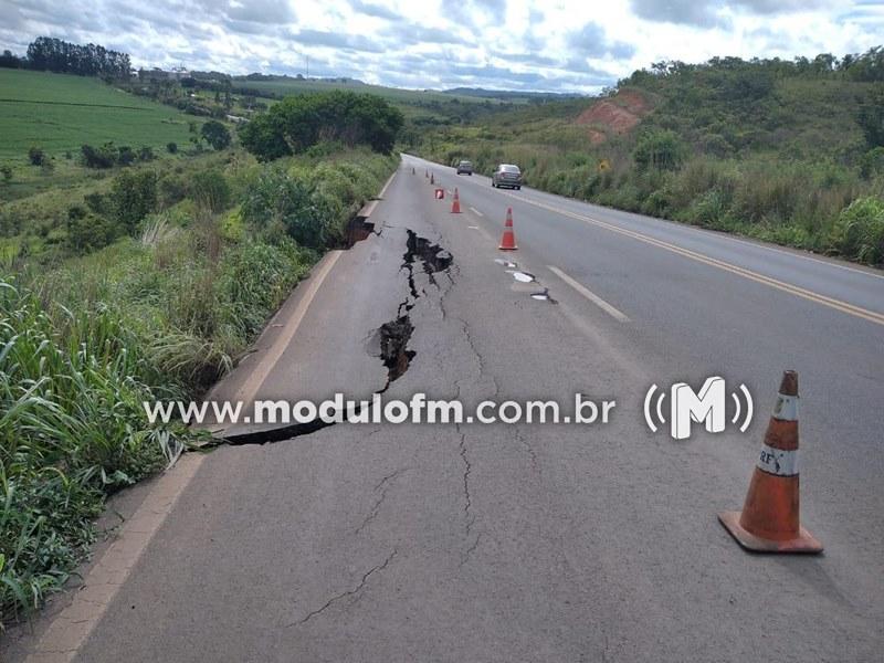 BR-365: chuva provoca erosão e interdita terceira faixa  entre Patrocínio e Patos de Minas