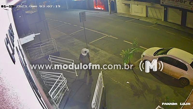 Em Patrocínio autor coloca sacola na cabeça e arromba loja para furtar celular
