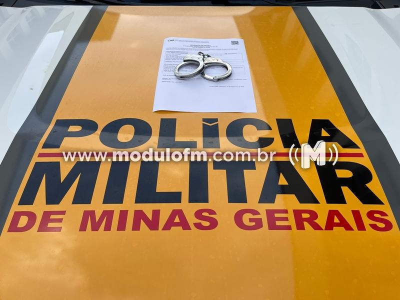 Foragido da justiça por homicídio é preso durante abordagem de ônibus de passageiro na MG 230