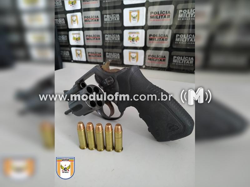 Homem é conduzido por porte ilegal de arma de fogo