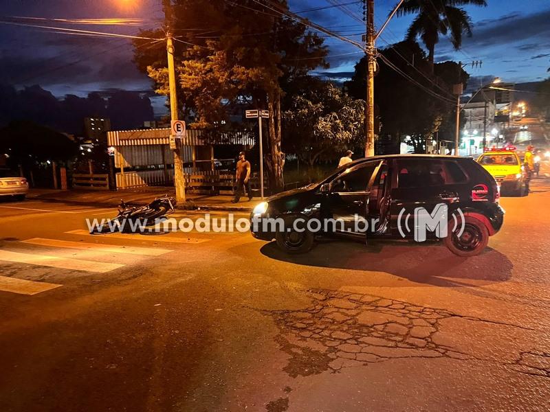 Motociclista de 20 anos fica ferido após colisão com veículo