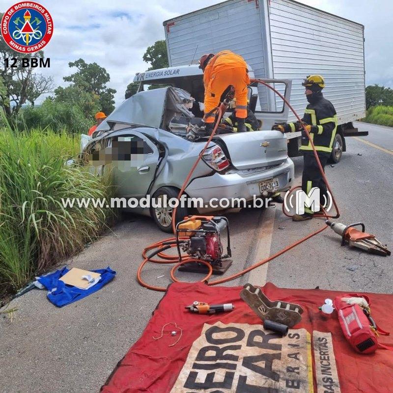 Motorista se assusta com cone na pista, carro bate de frente com caminhão e 4 pessoas morrem na BR 365