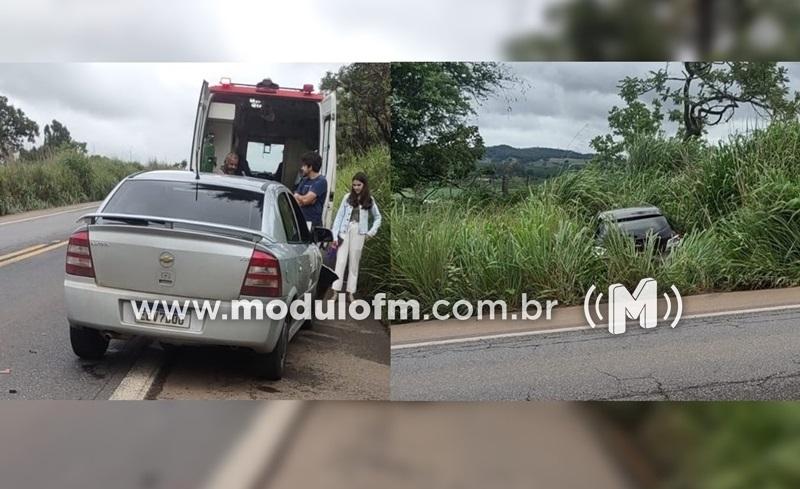 Mulher é socorrida após colisão entre veículos na BR 365