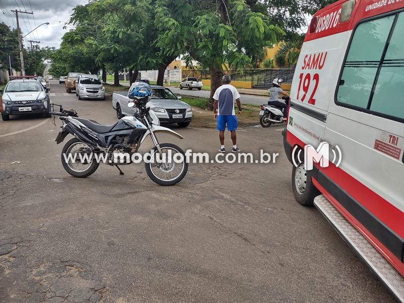 SAMU socorre passageira após colisão entre carro e moto em cruzamento central