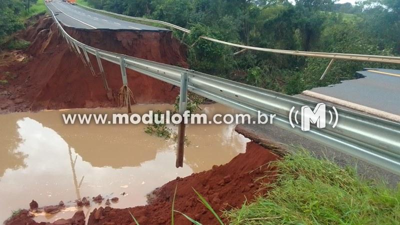BR-365 é interditada nos dois sentidos próximo a Gurinhatã