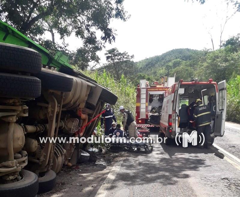 Imagem 1 do post Caminhoneiro fica preso dentro de cabine de carreta após tombá-la na MG-187, em Salitre de Minas