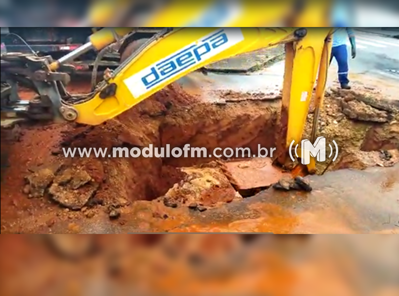 Daepa trabalha para reparar duas adutoras que se romperam...