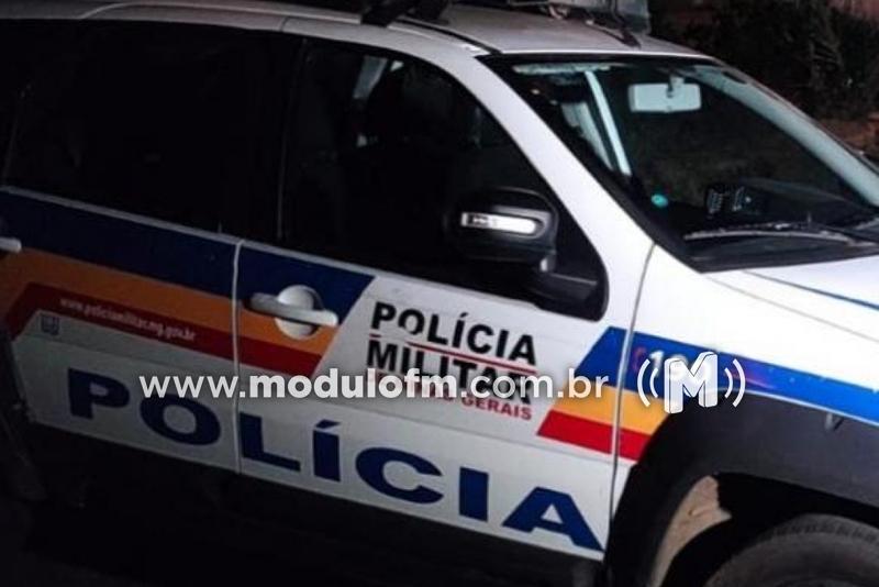 Homem joga garrafa de cerveja em viatura e xinga policiais durante abordagem em Bar