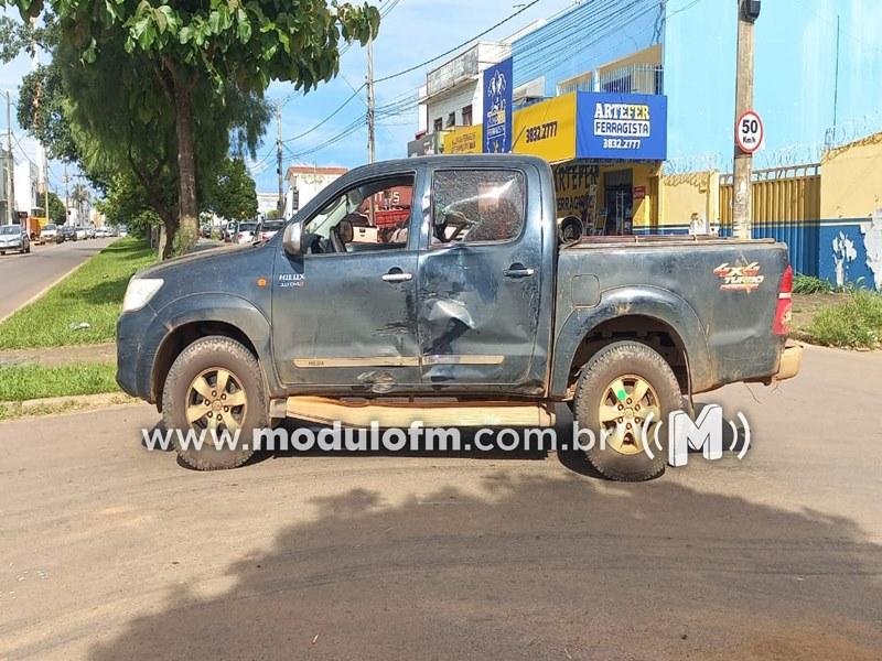 Motociclista fica ferida após colisão entre caminhonete e moto no bairro Nações