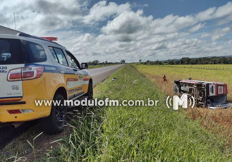 Motorista do Samu tenta desviar de carreta, perde controle e tomba ambulância na BR-146