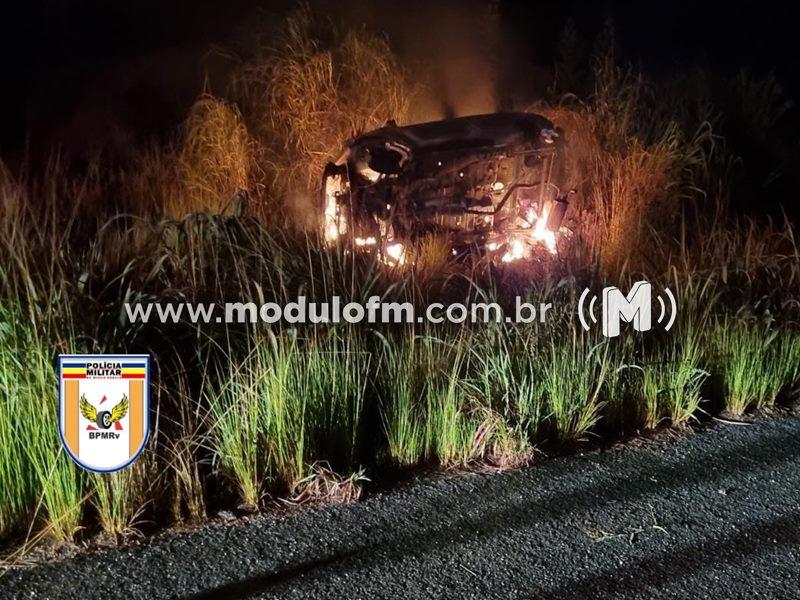 Motorista perde controle da direção, carro capota e incendeia...