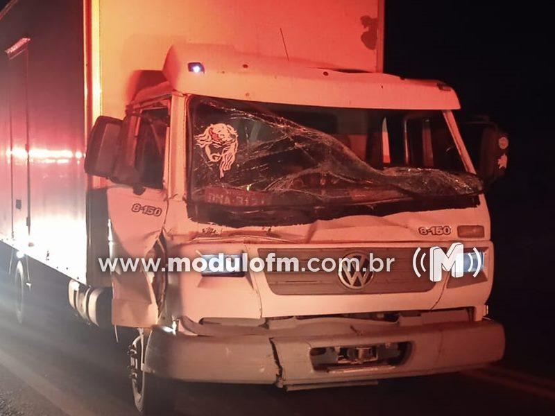 Acidente entre dois caminhões deixa motorista ferido na BR-365