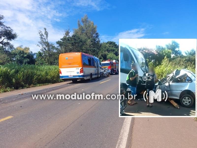 Imagem 1 do post Batida entre ônibus e carro de passeio com placas de Patrocínio mata uma pessoa e deixa outras feridas na BR-365