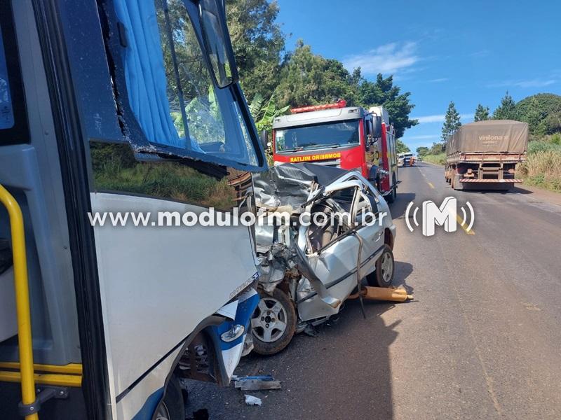 Imagem 2 do post Batida entre ônibus e carro de passeio com placas de Patrocínio mata uma pessoa e deixa outras feridas na BR-365
