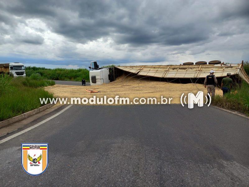 Imagem 1 do post Caminhoneiro fica ferido após carreta tombar no trevo da BR-146 com a MG-187 em Serra do Salitre